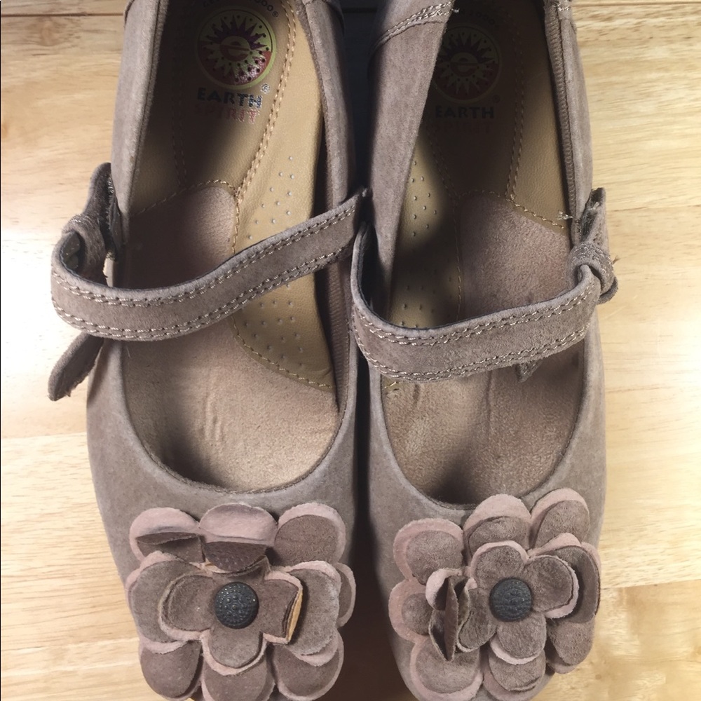 Earth Spirit beige suede flower shoes